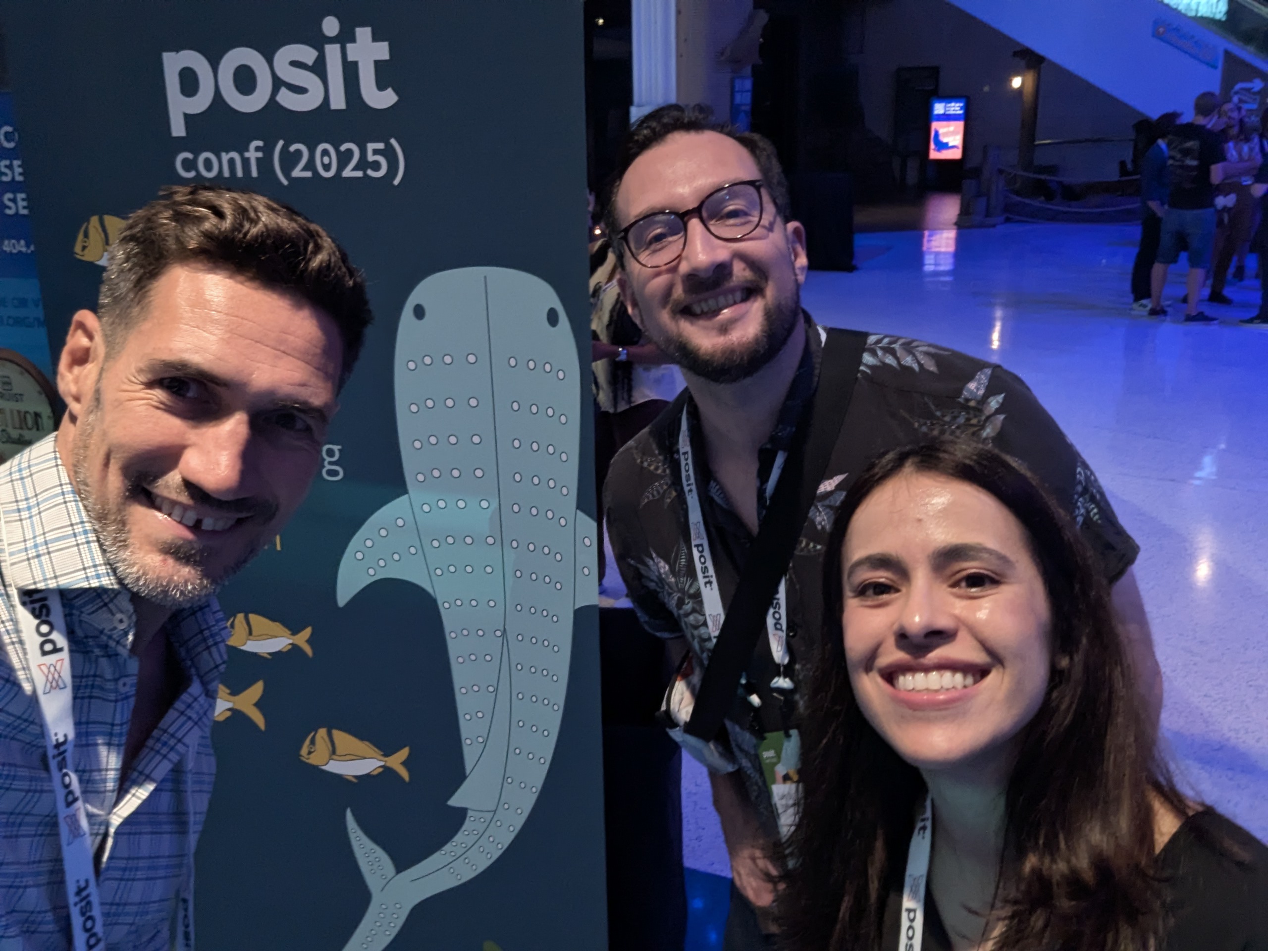Luis D. Verde Arregoitia, Diana Garcia Cortes y Mauro Lepore en el Acuario de Georgia después de la conferencia Posit de 2025 en Atlanta, EE. UU.