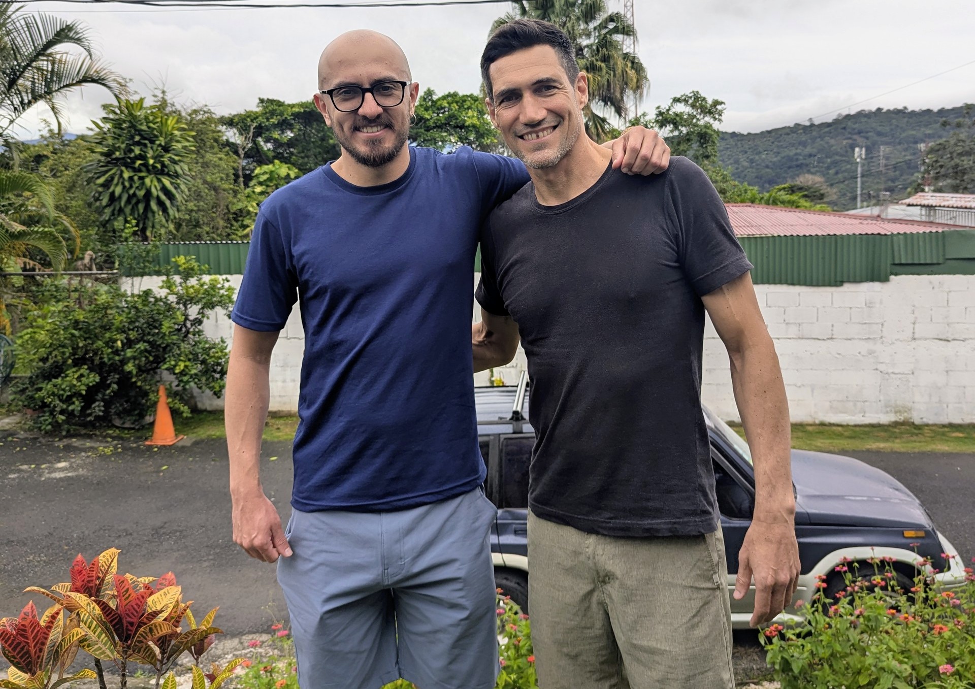 Ronny A. Hernández Mora y Mauro Lepore en una reunión familiar de Ronny cerca de San José, Costa Rica en 2025